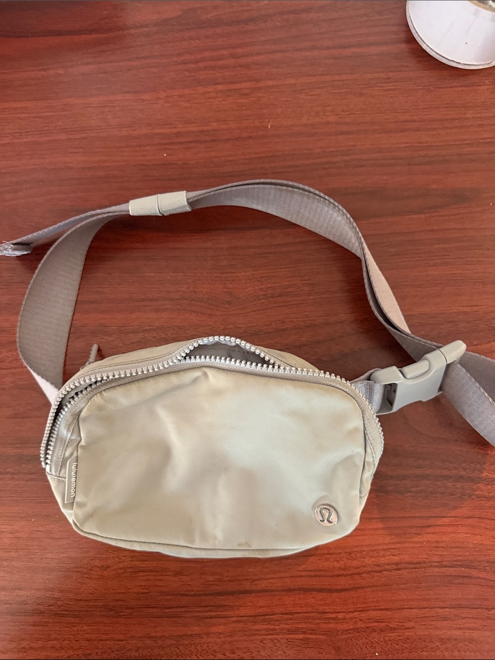 lululemon athletica grey bag grey strap everywhere belt bag